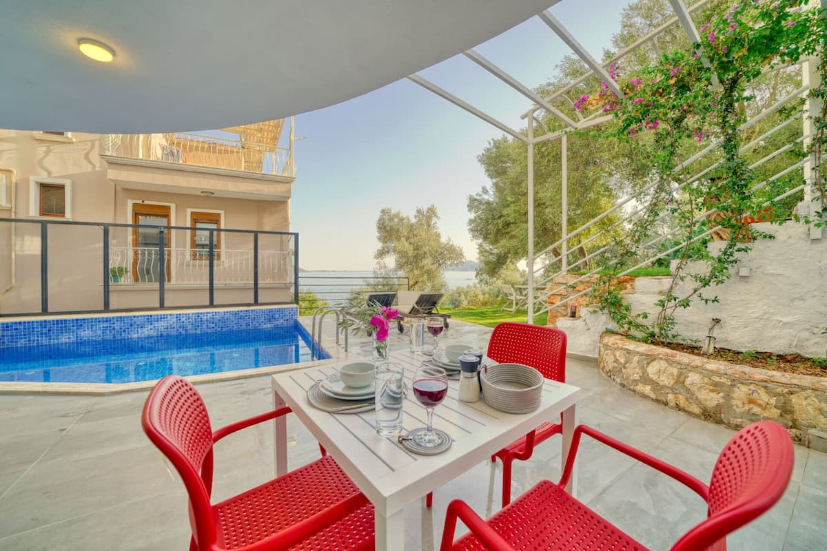 Junior Condo, Poolside