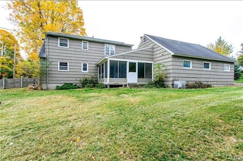 Dewitt 1st floor unit, close to Syracuse University, Hospitals, 2 bdrm