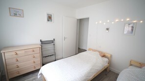 2 bedrooms, desk, iron/ironing board, travel cot