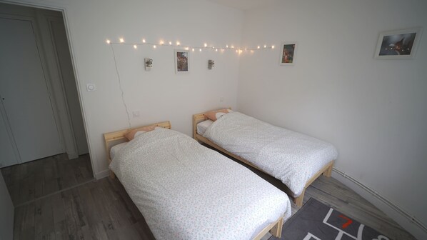 2 bedrooms, desk, iron/ironing board, travel cot