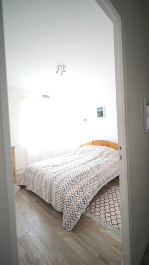 2 Schlafzimmer, Schreibtisch, Bügeleisen/Bügelbrett, Reisekinderbett