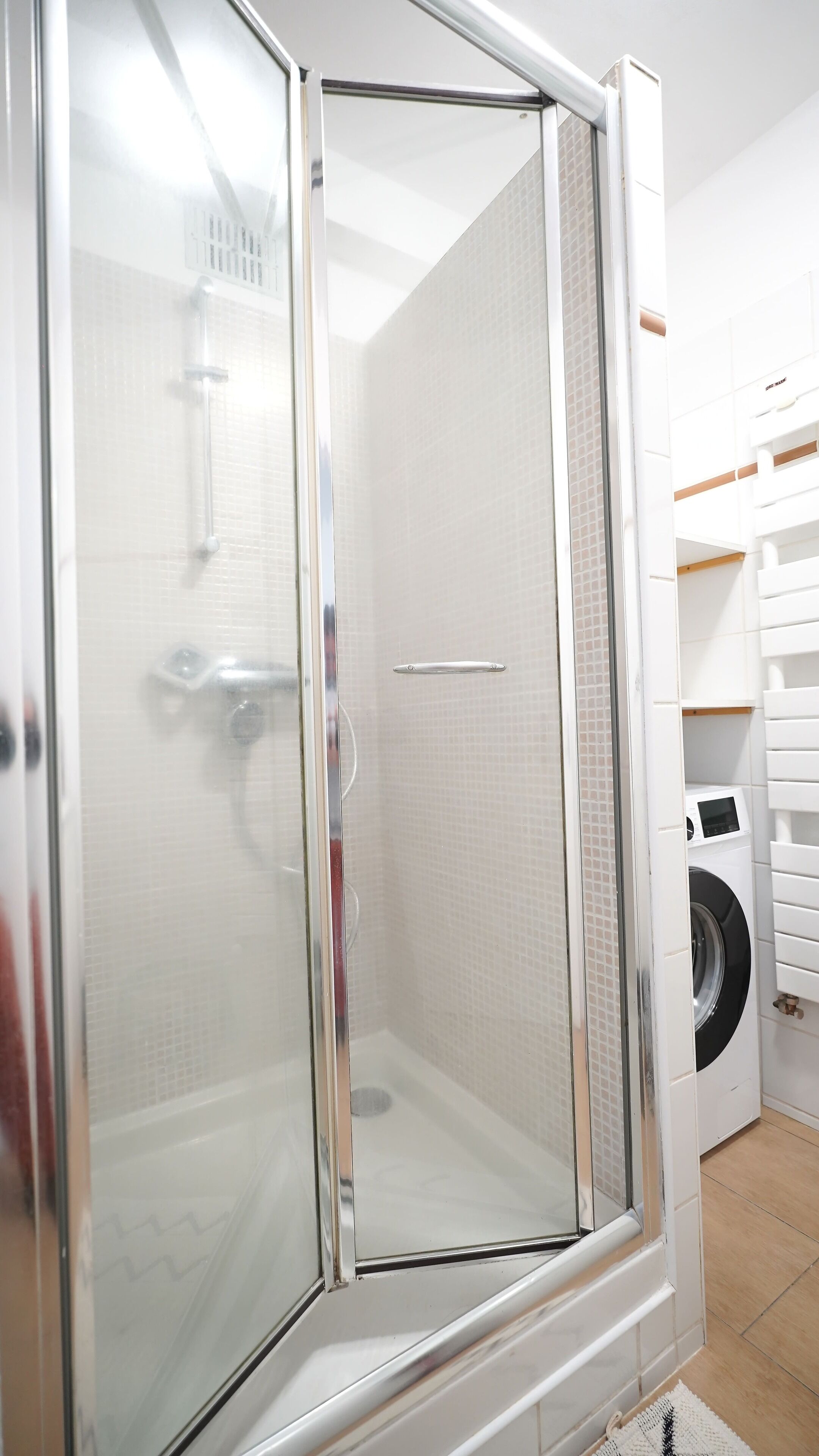 Dusche, kostenlose Toilettenartikel, Haartrockner, Handtücher
