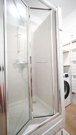 Dusche, kostenlose Toilettenartikel, Haartrockner, Handtücher