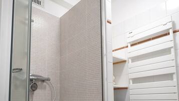 Douche, sèche-cheveux, serviettes fournies, savon