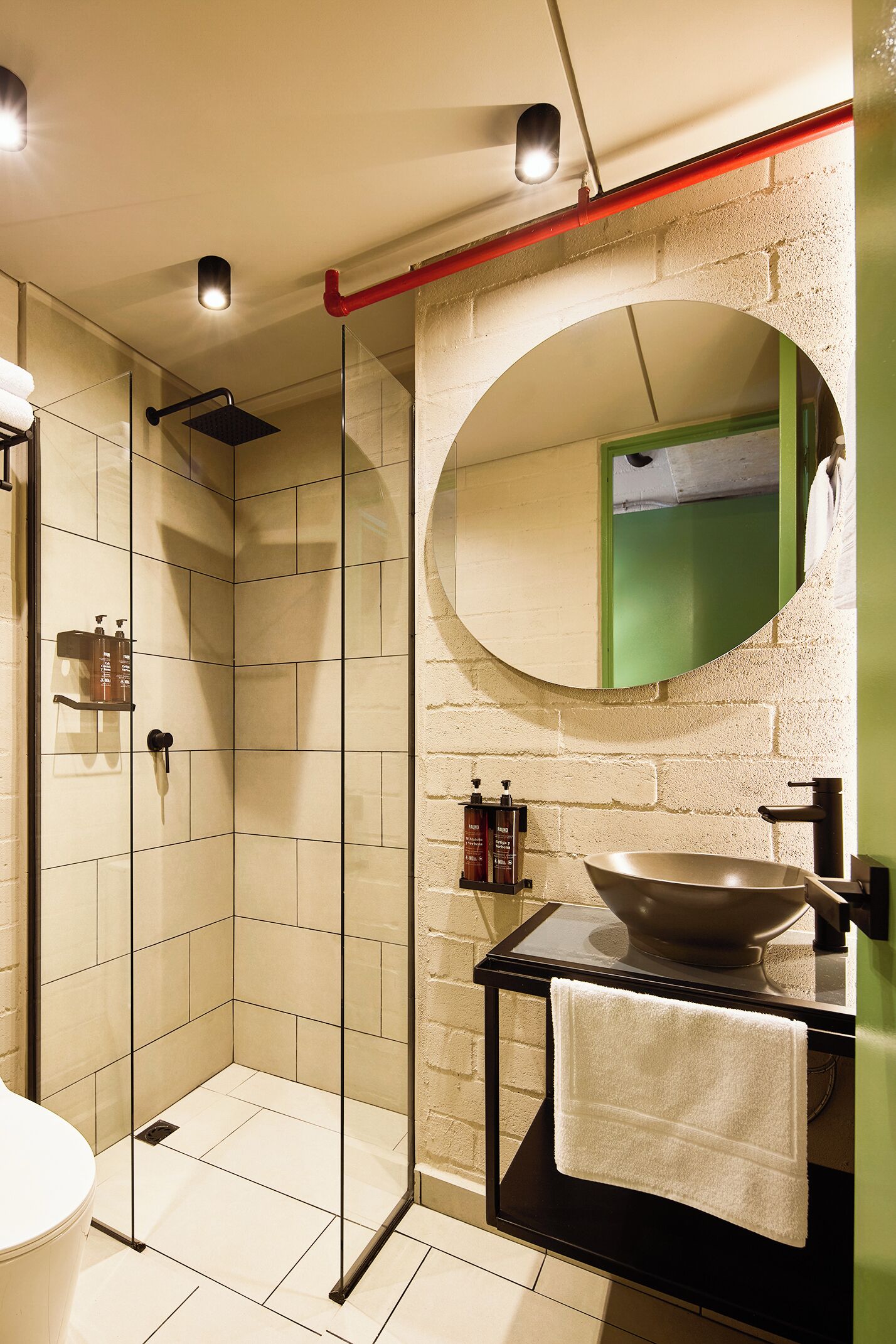 Executive suite | Badkamer | Een douche, een regendouche, designer toiletartikelen, een haardroger