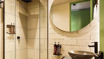 Executive suite | Badkamer | Een douche, een regendouche, designer toiletartikelen, een haardroger