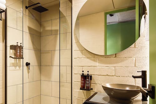 Executive Suite | Bathroom