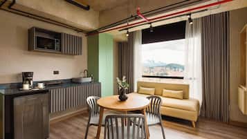 Suite Mewah | Dapur pribadi | Lemari es kecil, microwave, dan penggorengan