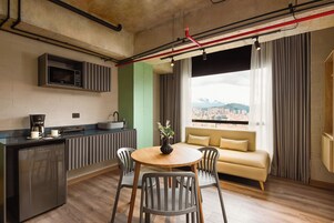 奢华套房 | 私人厨房 | 迷你冰箱、微波炉、烤盘、厨具/餐具