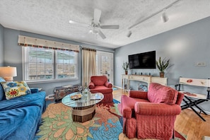 Smart TV, books - Castaway - Family-friendly with a dog in protected cove (Huddleston)