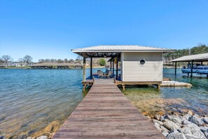 Exterior - Castaway - Family-friendly with a dog in protected cove (Huddleston)