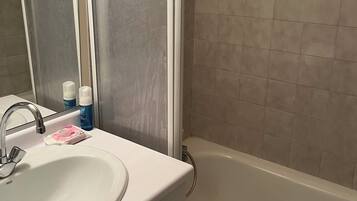 Secador de pelo, toallas, jabón, shampoo