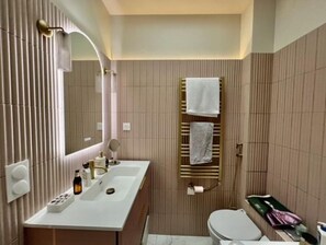 Een haardroger, handdoeken, zeep, shampoo