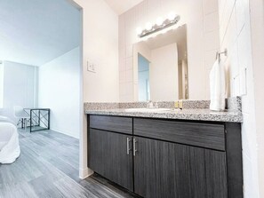 Sèche-cheveux, serviettes fournies, savon, shampoing