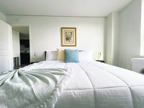 Desk, iron/ironing board, free WiFi, bed sheets - Sleepover | Lively 1BD/1BA + Gym - Cincinnati (Cincinnati)