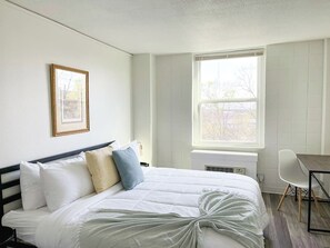 Desk, iron/ironing board, free WiFi, bed sheets - Sleepover | Lively 1BD/1BA + Gym - Cincinnati (Cincinnati)