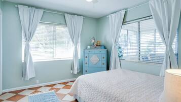 3 bedrooms, desk, iron/ironing board, free WiFi