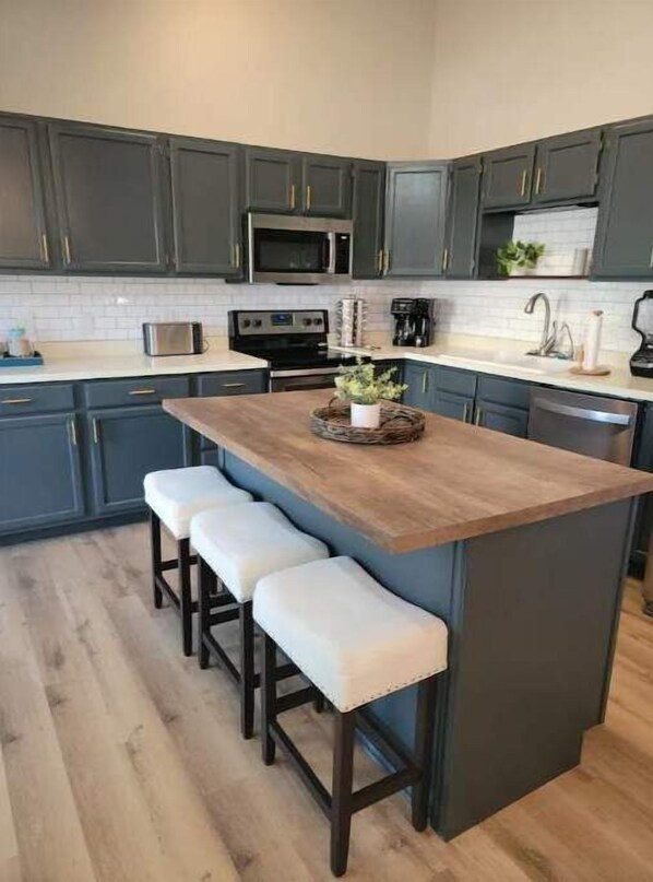 Kjøleskap, mikrobølgeovn, ovn og kokeplater