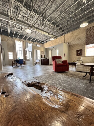 Stylish downtown apartment in Brownwood close to all of the downtown events