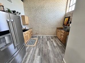 Fridge, microwave, oven, stovetop - Stylish downtown apartment in Brownwood close to all of the downtown events (Brownwood)