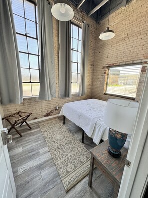 2 bedrooms, free WiFi, bed sheets - Stylish downtown apartment in Brownwood close to all of the downtown events (Brownwood)