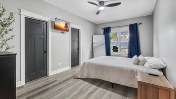 6 bedrooms, desk, travel cot, free WiFi