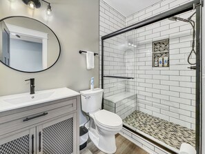 Shower, towels, soap, shampoo - 6 BR, 4BA Franklin, IN Home (Franklin)