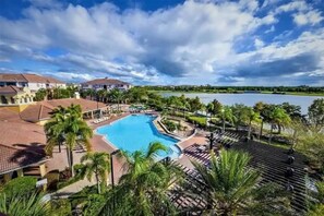 Una piscina al aire libre, una piscina climatizada