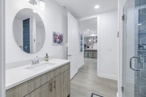 Douche, baignoire Ă jets, sĂšche-cheveux, serviettes fournies