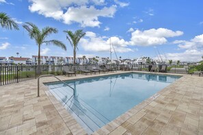 Piscine extérieure, piscine chauffée