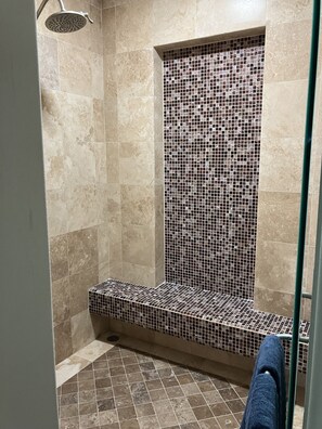 Jetted bath, hair dryer, towels, soap - Tessoro at Las Conchas 204 - Private secluded & elegant facing the Sea of Cortes (Puerto Peñasco)