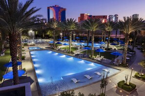 A heated pool - 3BD/2Bath - Gorgeous Desert Blue Resort in Las Vegas! Deluxe Unit! (Las Vegas)