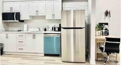 3- Bed Charming Townhome, Niagara Heart