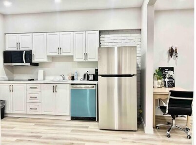 3- Bed Charming Townhome, Niagara Heart