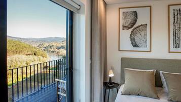 3 bedrooms, internet, bed sheets