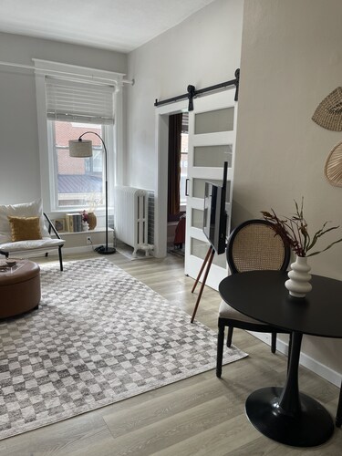 Squareview Stays - Modern Apartment On the Square