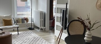 Squareview Stays - Modern Apartment On the Square