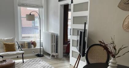 Squareview Stays - Modern Apartment On the Square