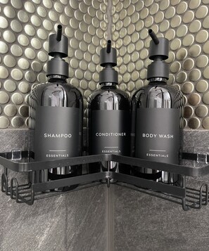 Shower, hair dryer, towels, soap - Squareview Stays - Modern Apartment On the Square (Indianola)