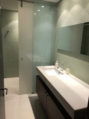 Doccia, asciugacapelli, bidet, asciugamani