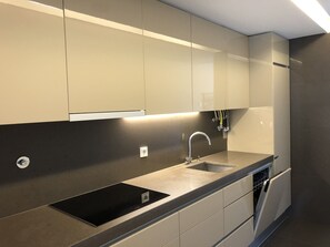 Frigorifero, microonde, forno, piano cottura