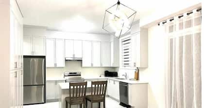 5 Beds Luxury Retreat at Wasaga Beach