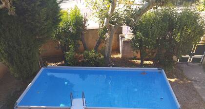 villa 1er étage 4 pers. piscine; jardin clos; parking; à 20 mn de la mer