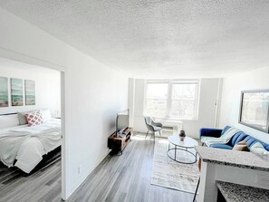 Een bureau, een strijkplank/strijkijzer, gratis wifi, beddengoed