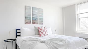 Een bureau, een strijkplank/strijkijzer, gratis wifi, beddengoed