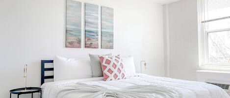 Een bureau, een strijkplank/strijkijzer, gratis wifi, beddengoed