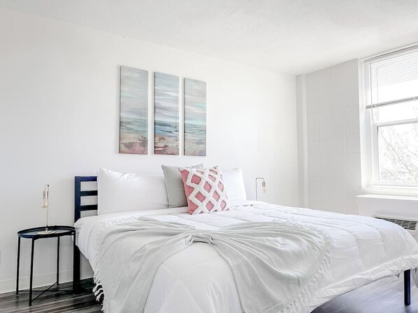 Escritorio, tabla de planchar con plancha, wifi gratis y ropa de cama