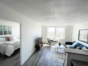 1 bedroom, desk, free WiFi, bed sheets - Sleepover: Extraordinary 1BD/1BA +Gym - Cincinnati (Cincinnati)