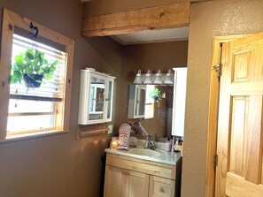 Secador de cabelo, toalhas de banho, sabonete, shampoo