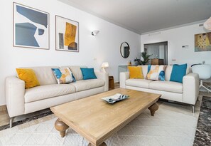 Smart TV - Luxury and spacious 3-bed Penthouse apartment in fabulous Gualdalmansa (Gualdalmansa)